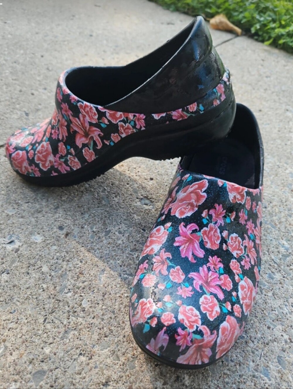 Crocs Neria Pro II Graphic Work Clogs Women's Size 9 Black Floral Slip Resistant